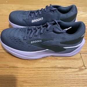 Women’s Brooks Ghost Max 3 in dark indigo and purple